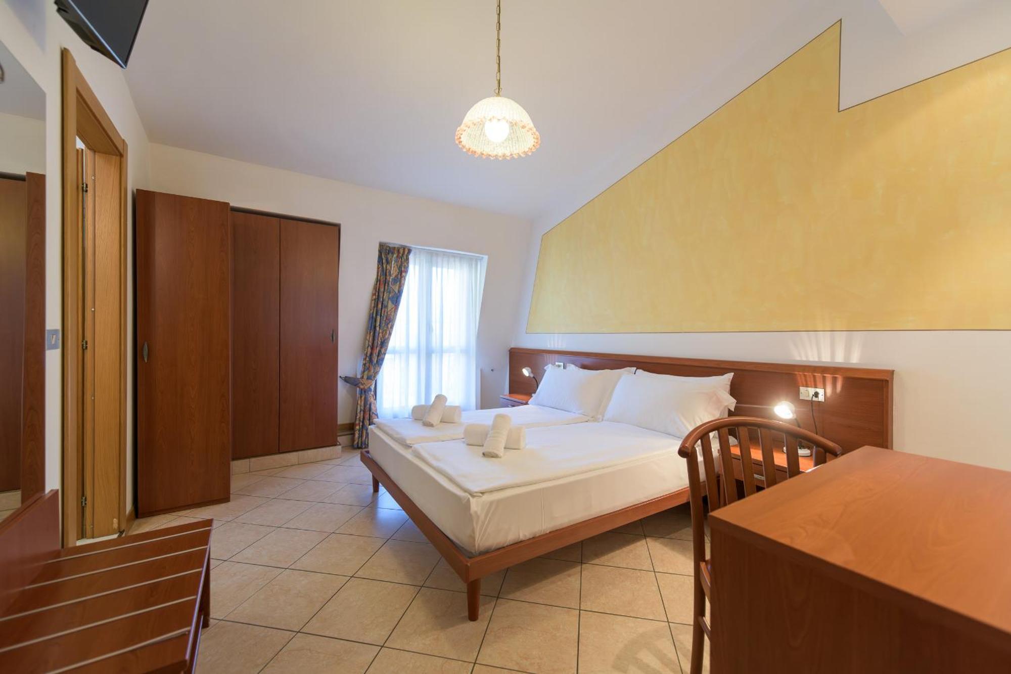 Hotel Garda Bellevue Limone sul Garda Ruang foto