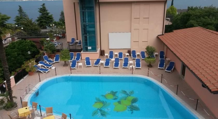 Hotel Garda Bellevue Limone sul Garda Bagian luar foto